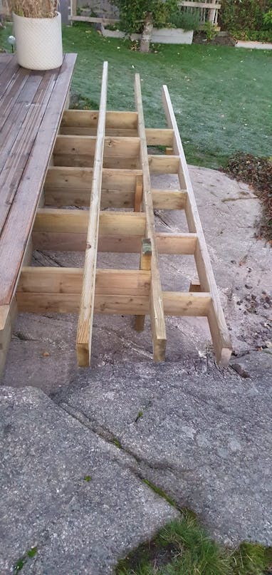 Indbygget pergola med amfiteaterterrasse Indbygget pergola med amfiteaterterrasse